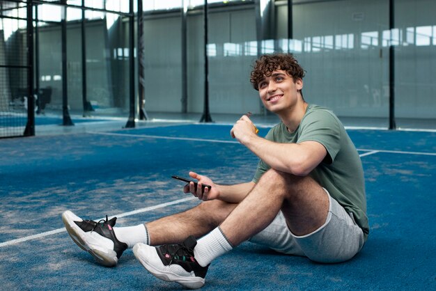 Person, die sich bereit macht, innen Paddle-Tennis zu spielen