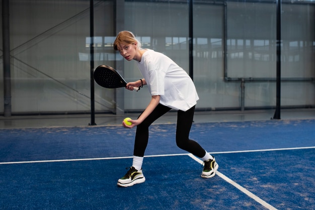 Person, die sich bereit macht, innen Paddle-Tennis zu spielen