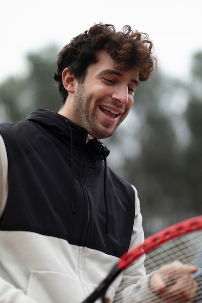 Kostenloses Foto person, die sich im winter auf ein tennisspiel vorbereitet