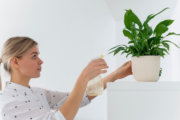 Kostenloses Foto person, die sich um die büroreinigung kümmert