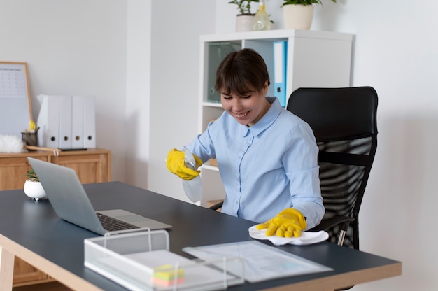 Kostenloses Foto person, die sich um die büroreinigung kümmert