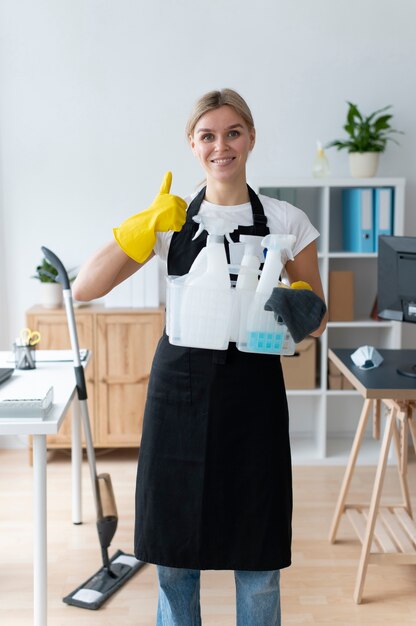 Person, die sich um die Büroreinigung kümmert