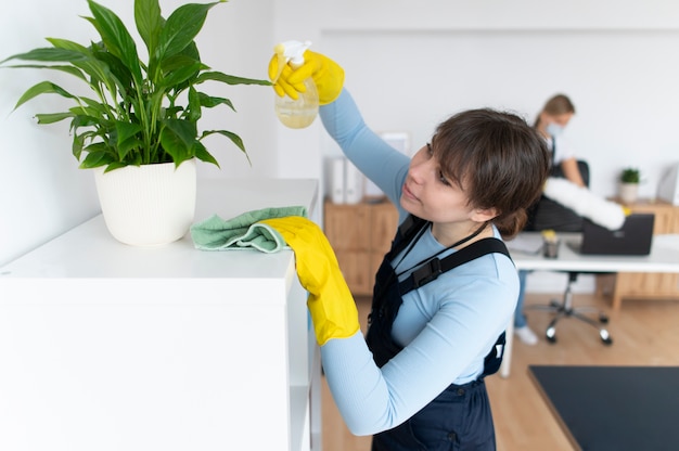 Person, die sich um die Büroreinigung kümmert