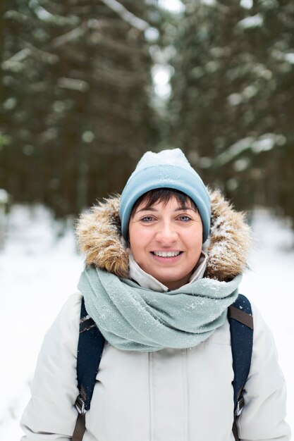 Person, die Spaß in der Wintersaison hat