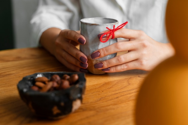 Kostenloses Foto person, die tägliche aktivitäten ausführt, während sie eine schnur am finger hält, um sich an etwas wichtiges zu erinnern