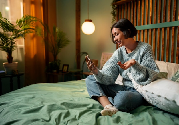 Kostenloses Foto person, die über einen videotelefon spricht