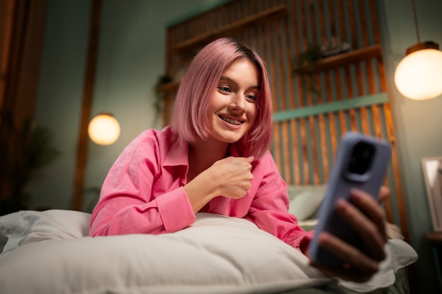 Person, die über einen Videotelefon spricht