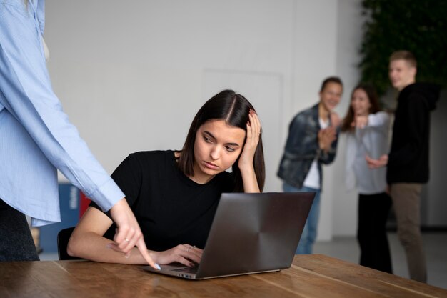 Person, die unter Mobbing leidet