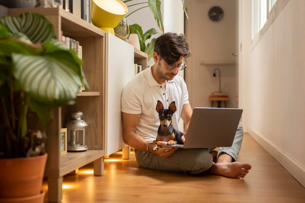 Person, die von zu Hause aus mit Hund arbeitet