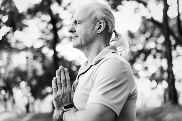 Person, die Yoga am Park tut