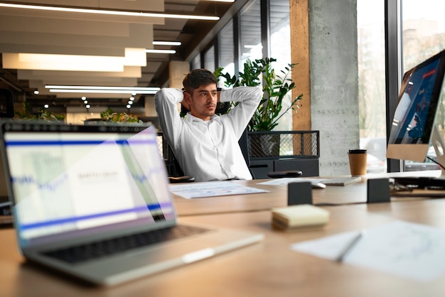 Kostenloses Foto person im büro, die finanzdiagramme analysiert und überprüft