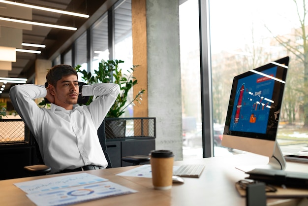 Kostenloses Foto person im büro, die finanzdiagramme analysiert und überprüft