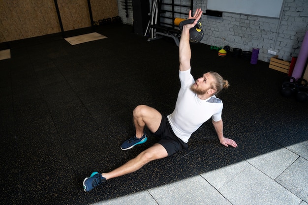 Person im Sportstudio mit Kettlebells