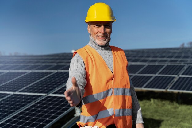 Person in der Nähe einer Alternative-Energie-Anlage