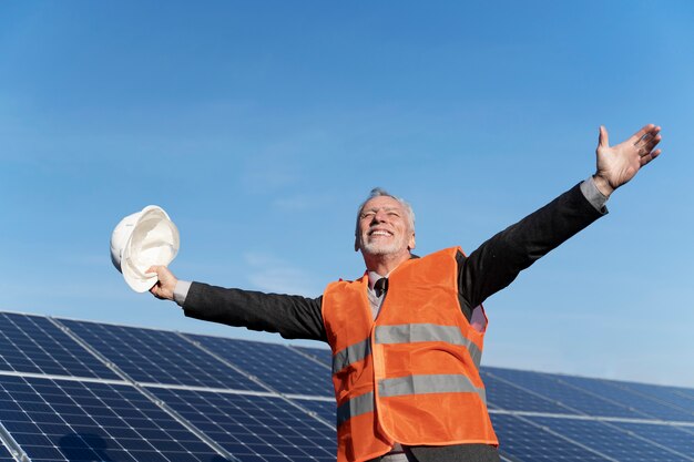 Person in der Nähe einer Alternative-Energie-Anlage
