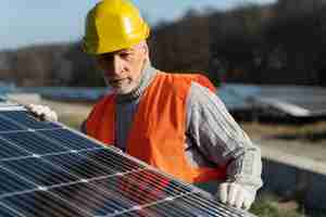 Kostenloses Foto person in der nähe einer alternativen energieanlage