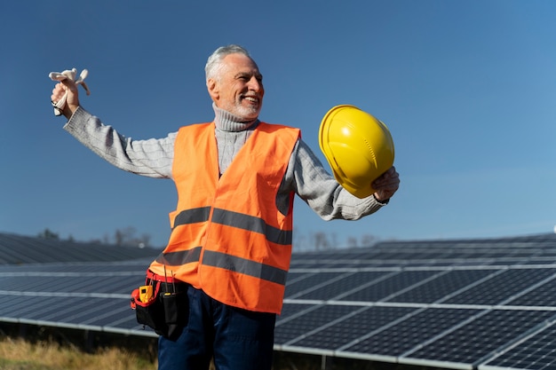 Kostenloses Foto person in der nähe einer alternativen energieanlage