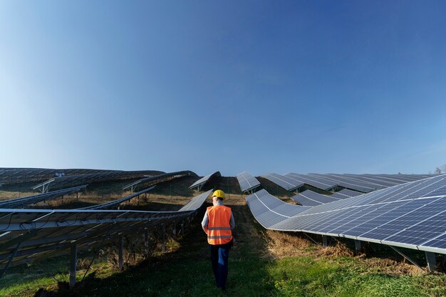 Person in der Nähe einer alternativen Energieanlage