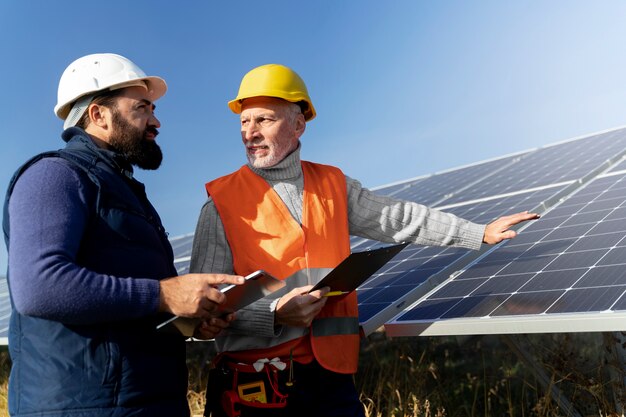 Person in der Nähe einer alternativen Energieanlage