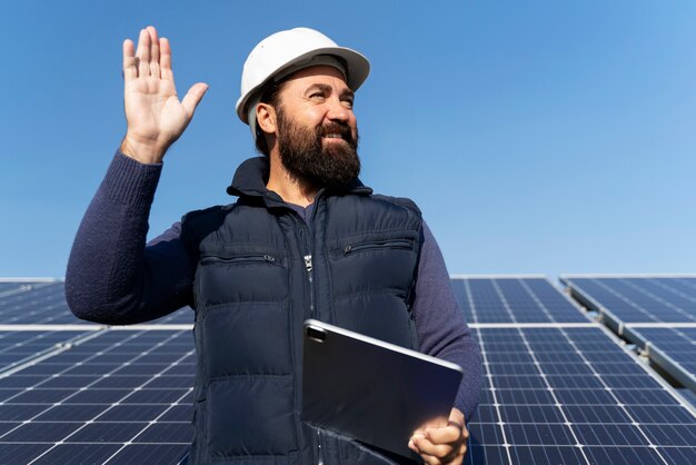 Person in der Nähe einer alternativen Energieanlage