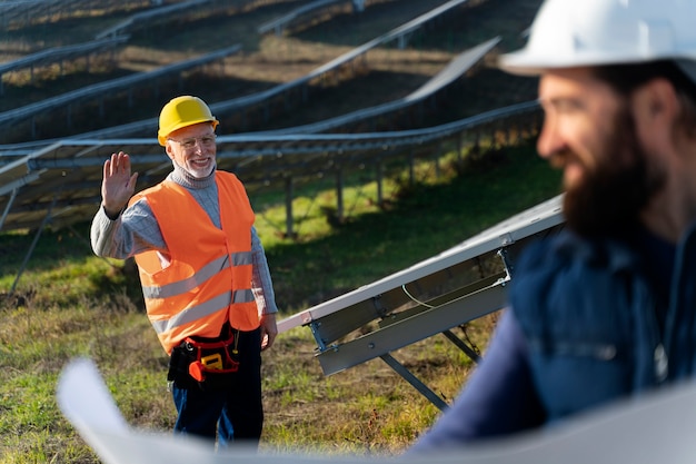 Person in der Nähe einer alternativen Energieanlage