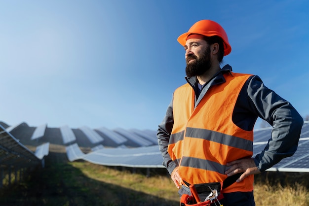 Person in der Nähe einer alternativen Energieanlage