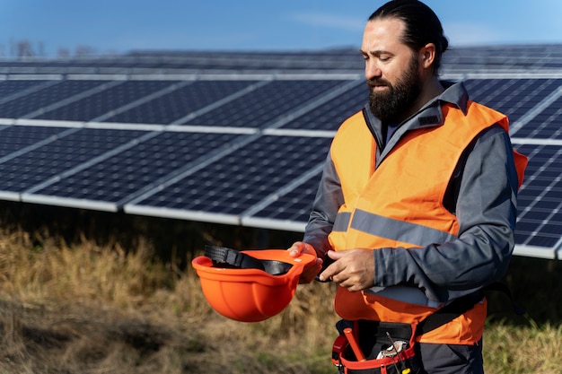 Person in der Nähe einer alternativen Energieanlage