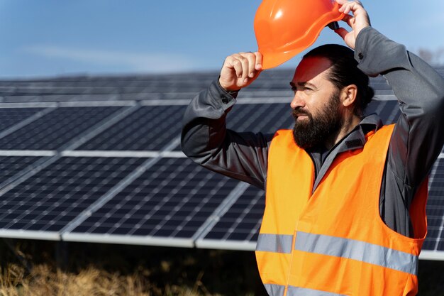 Person in der Nähe einer alternativen Energieanlage