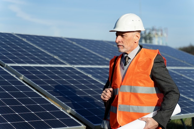 Person in der Nähe einer alternativen Energieanlage