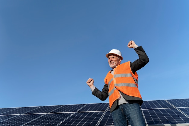 Person in der Nähe einer alternativen Energieanlage