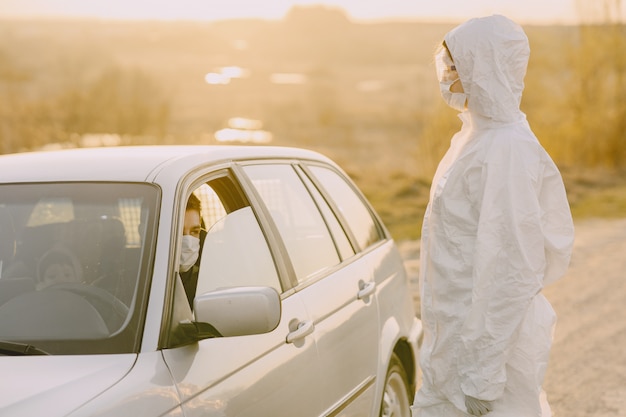 Person in einem Schutzanzug überprüft die Temperatur