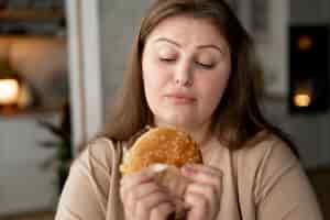 Kostenloses Foto person mit essstörung, die versucht, fast food zu essen