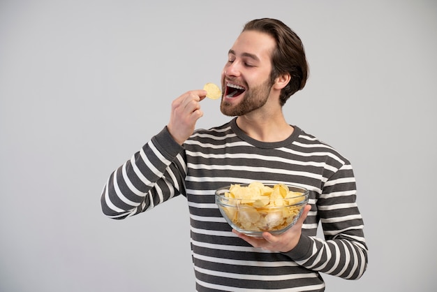 Kostenloses Foto person mit essstörung, die versucht, fast food zu essen