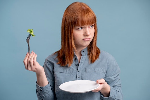 Kostenloses Foto person mit essstörung, die versucht, sich gesund zu ernähren