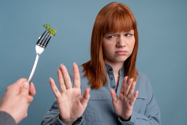 Kostenlose Foto person mit essstörung, die versucht, sich gesund zu ernähren