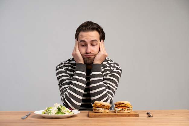 Kostenloses Foto person mit essstörung, die versucht, sich gesund zu ernähren