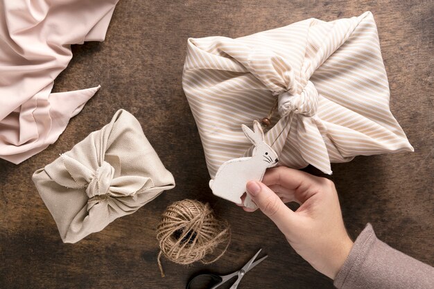 Person mit festlich verpacktem Weihnachtsgeschenk