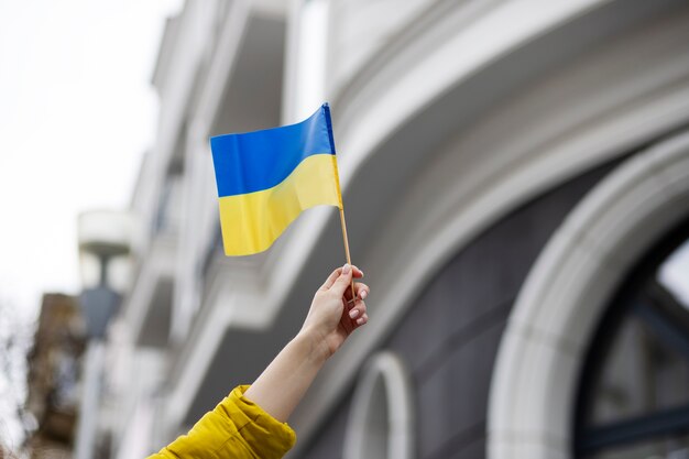 Person mit ukrainischer Flagge