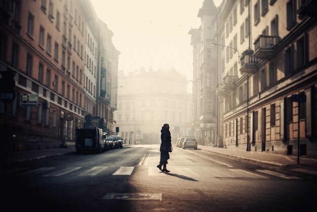 Person mitten auf den Straßen auf Posen, umgeben von alten Gebäuden, die in Polen erobert wurden