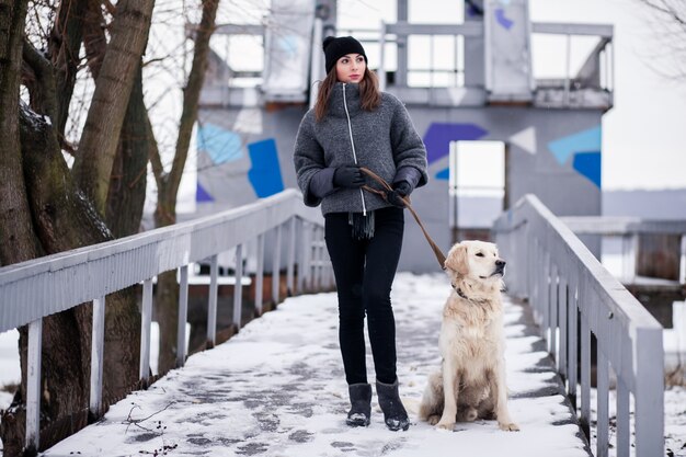 Person retriever Mädchen gehen glücklich