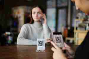 Kostenloses Foto person scannt qr-code in der cafeteria