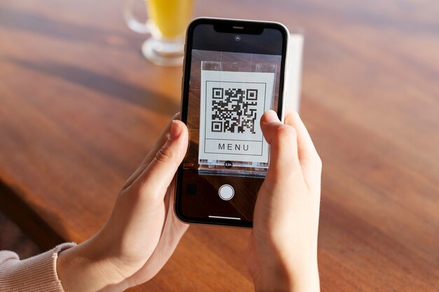 Person scannt qr-code