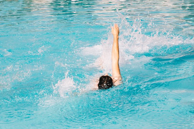 Person schwimmen backstroke