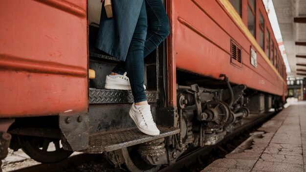 Person steigt die Treppe vom Zug herunter