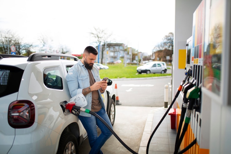 Kostenlose Foto person verbringt zeit an der tankstelle