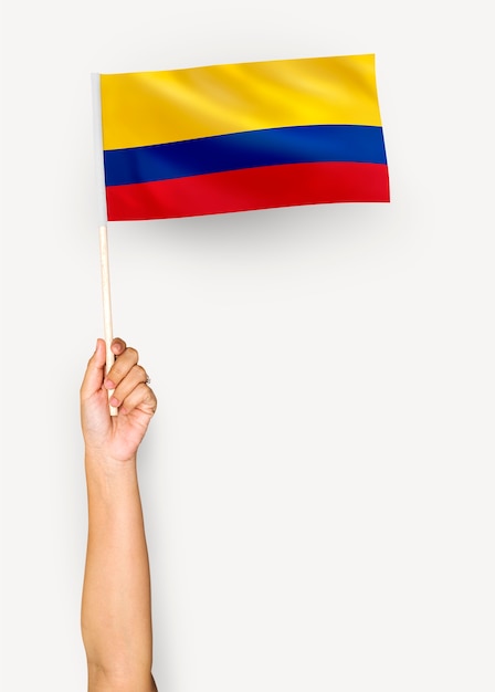 Person weht die Flagge der Republik Kolumbien