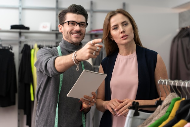 Personal Shopper hilft Cutomer bei der Auswahl der Kleidung