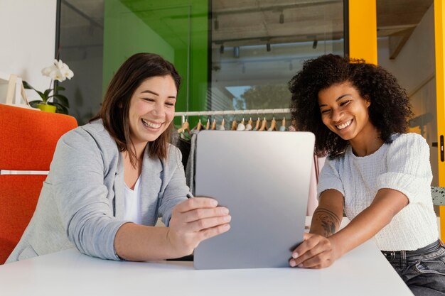 Personal Shopper im Büro mit Kunden