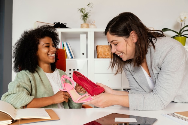 Personal Shopper im Büro mit Kunden