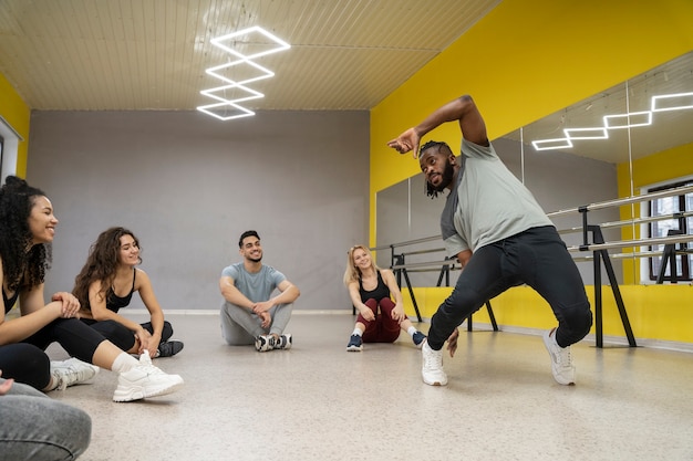 Kostenloses Foto personen, die am tanztherapiekurs teilnehmen